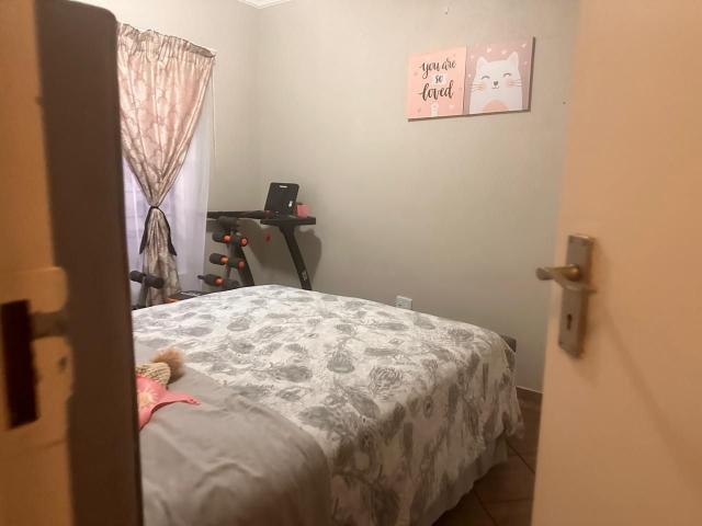 2 Bedroom Flat For Sale in Hoeveld Park