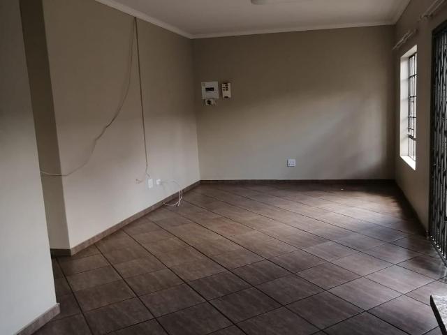 2 Bedroom Flat For Sale in Hoeveld Park
