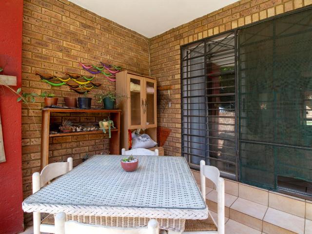 2 Bedroom Flat For Sale in Moreleta Park