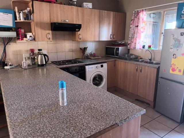 2 Bedroom Flat For Sale in Reyno Ridge