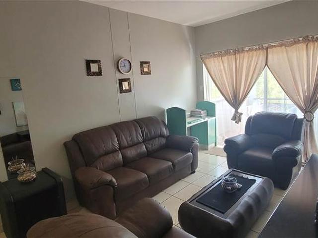 2 Bedroom Flat in Waterkloof Glen