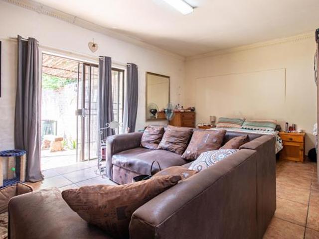 2 Bedroom Flat in Wierda Park