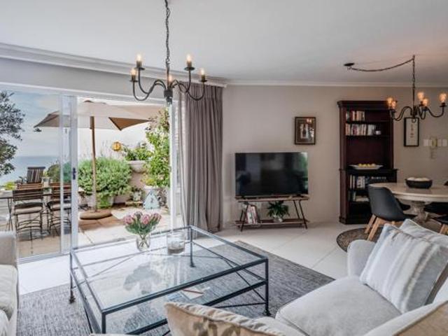 2 Bedroom Flat in Bantry Bay