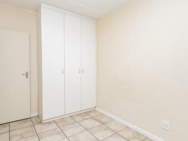 2 Bedroom Flat in De La Haye