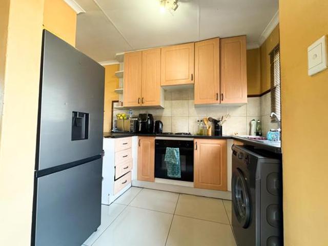 2 Bedroom Flat in Die Hoewes