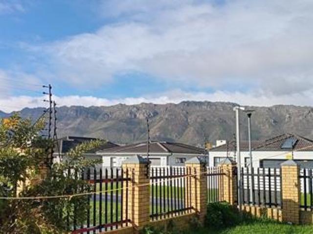 2 Bedroom Flat in Fairview Golf Estate