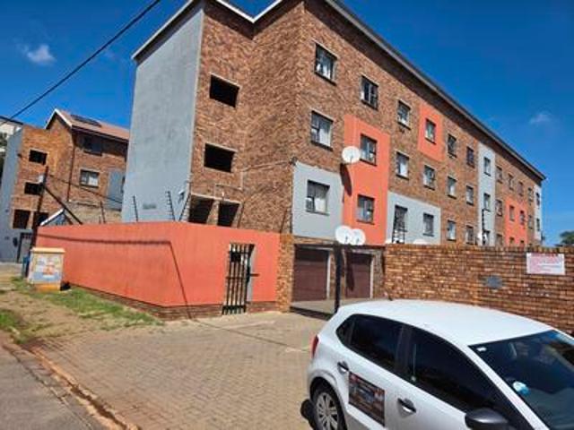 2 bedroom flat in kempton park