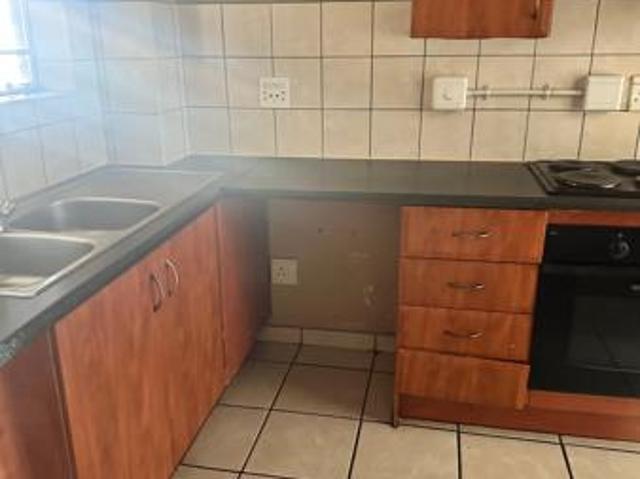 2 Bedroom Flat in Rooihuiskraal North