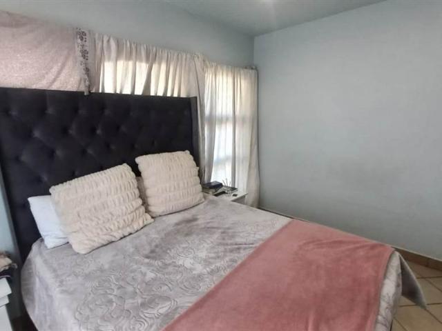 2 Bedroom Flat in Sonheuwel