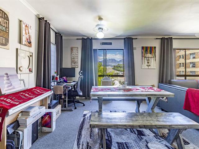 2 Bedroom Flat in Strand Central