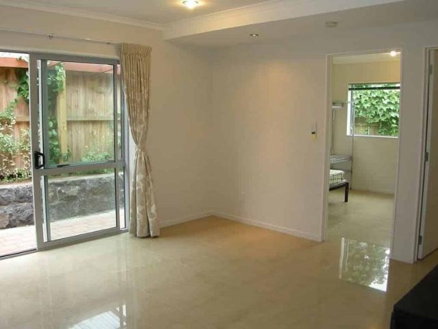 2 Bedroom Flat Mt Albert | Great School