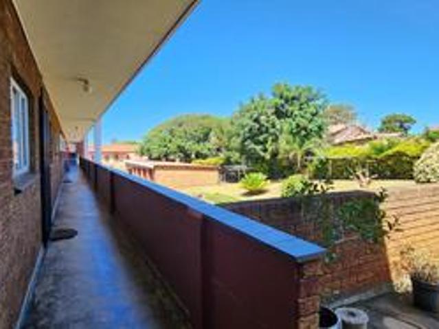 2 bedroom flat on the market with se.
