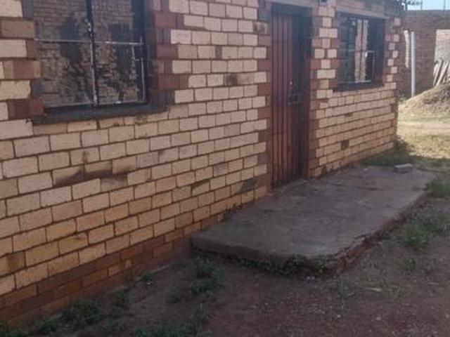 2 bedroom house available for rent i.