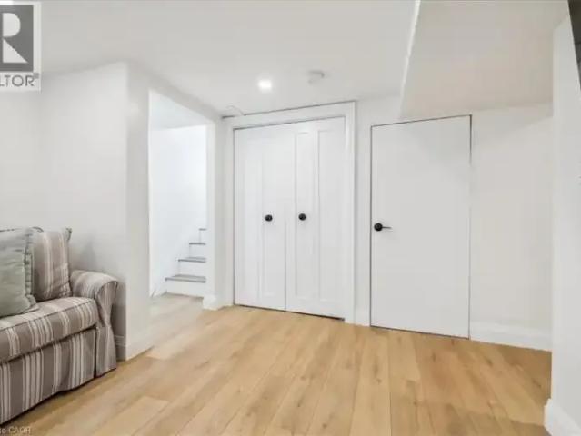 2 Bedroom House Burlington ON 102883565