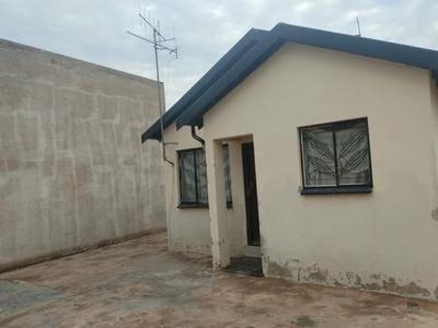 2 bedroom house for rental in ebony.