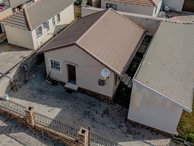 2 Bedroom House For Sale in Cosmo City