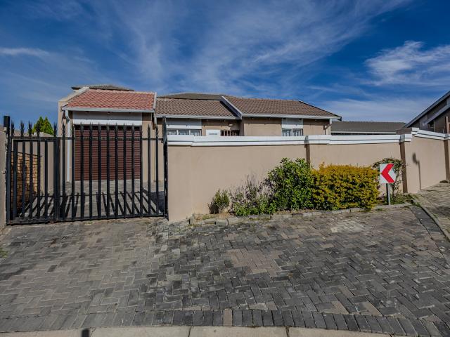 2 Bedroom House For Sale in Cosmo City