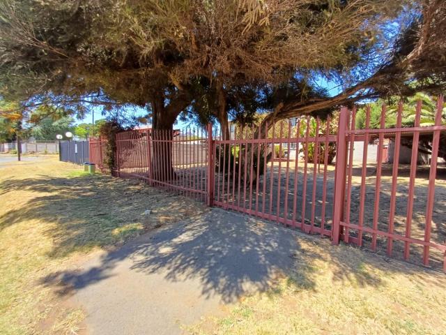 2 Bedroom House For Sale in Crown Gardens
