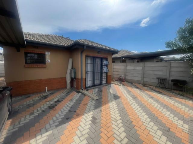 2 Bedroom House For Sale in Albertsdal
