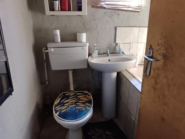 2 Bedroom House For Sale in Esselen Park