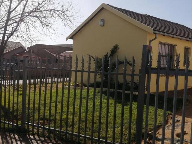 2 Bedroom house for sale in Fleurhof, Roodepoort