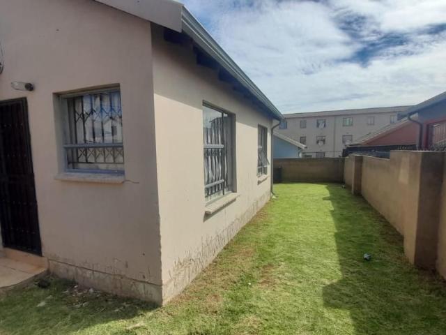 2 Bedroom house for sale in Fleurhof, Roodepoort