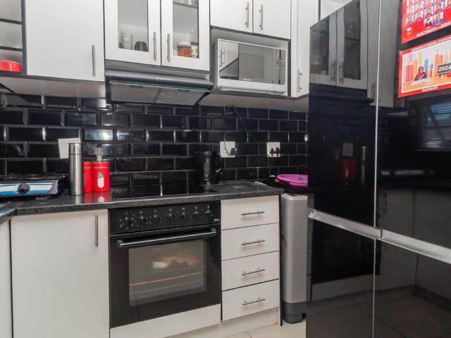 2 Bedroom house for sale in Houghton Place, Eersterivier
