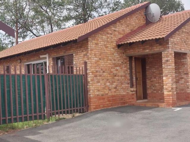 2 Bedroom House For Sale in Halfway Gardens