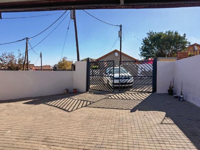 2 Bedroom house for sale in Lotus Gardens, Pretoria