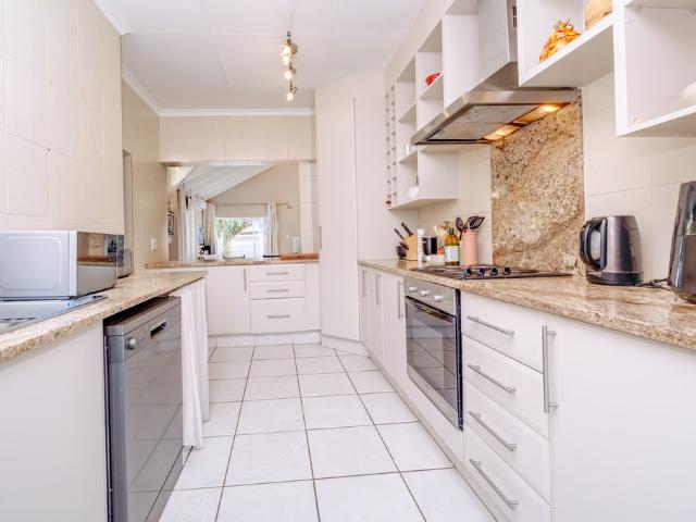 2 Bedroom House For Sale in Lonehill