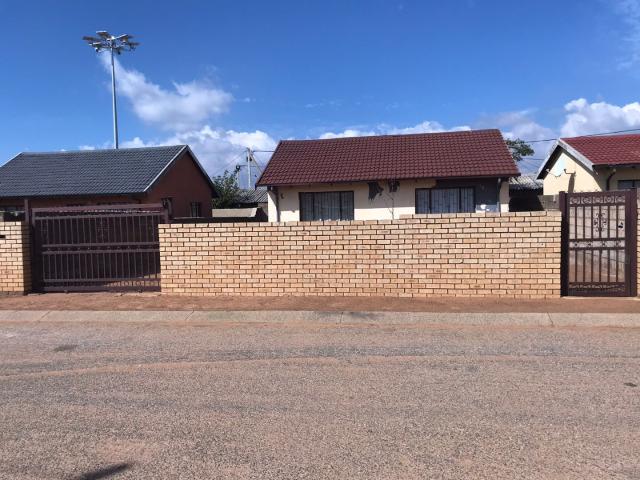 2 Bedroom House For Sale in Mohlakeng