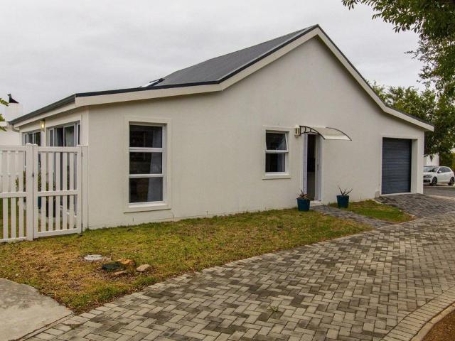 2 Bedroom House For Sale in Sandbaai