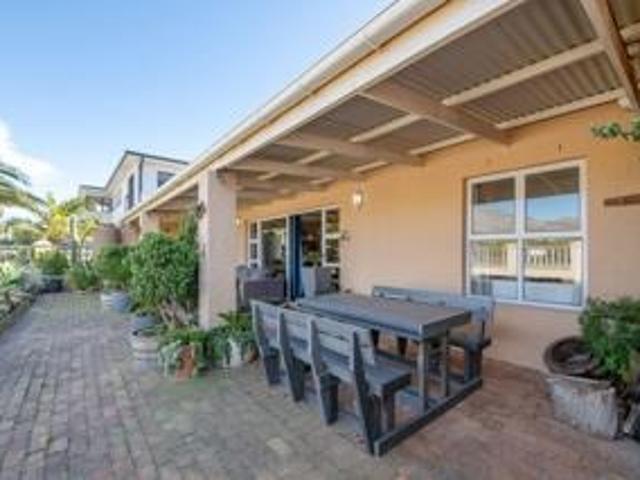2 Bedroom House For Sale in Pringle Bay