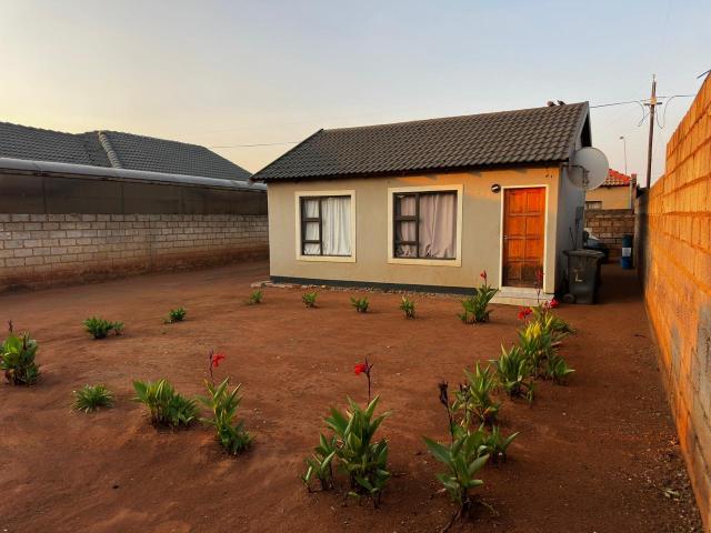 2 Bedroom House For Sale in Protea Glen
