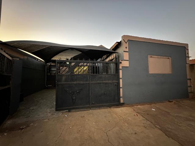 2 Bedroom House For Sale in Protea Glen