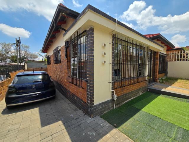 2 Bedroom House For Sale in Rosettenville