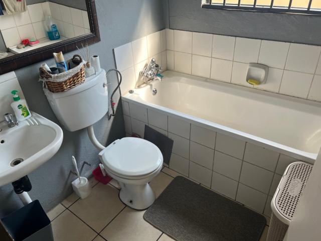 2 Bedroom House For Sale in Rosslyn