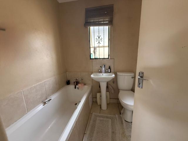 2 Bedroom House For Sale in Riverside View