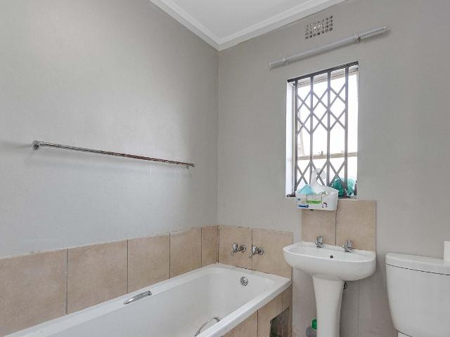 2 Bedroom House For Sale in Riverside View