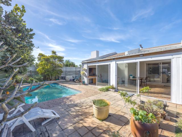 2 Bedroom House For Sale in Table View