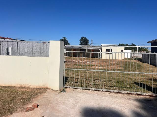 2 Bedroom House For Sale in Uitenhage Central