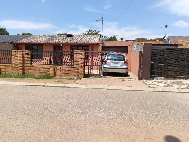 2 Bedroom House For Sale in Zola