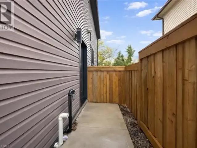 2 Bedroom House Kitchener ON 100443775