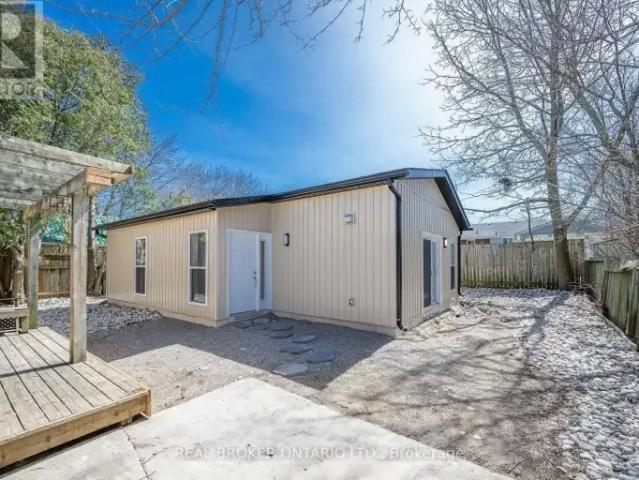 2 Bedroom House Kitchener ON 102434485