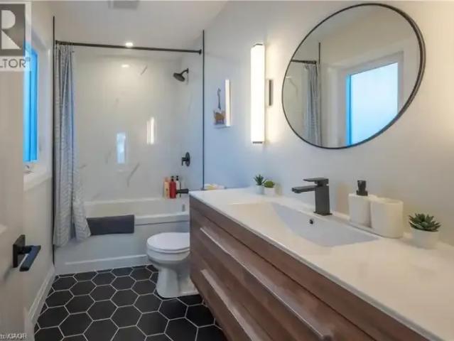 2 Bedroom House Kitchener ON 102794918