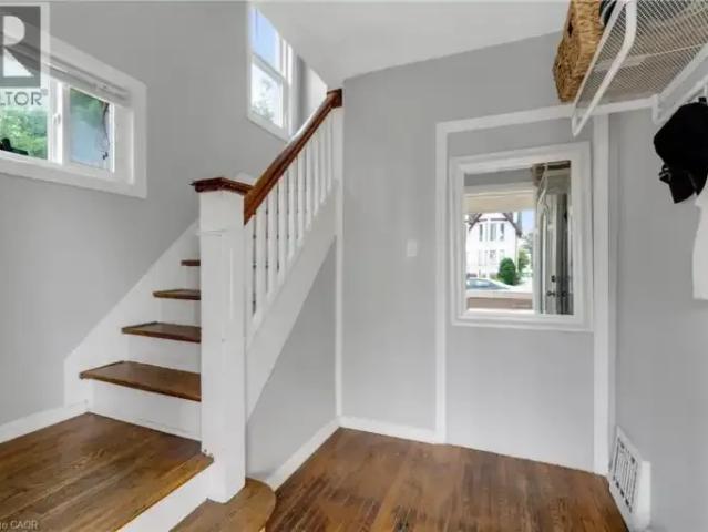 2 Bedroom House Kitchener ON 102811700