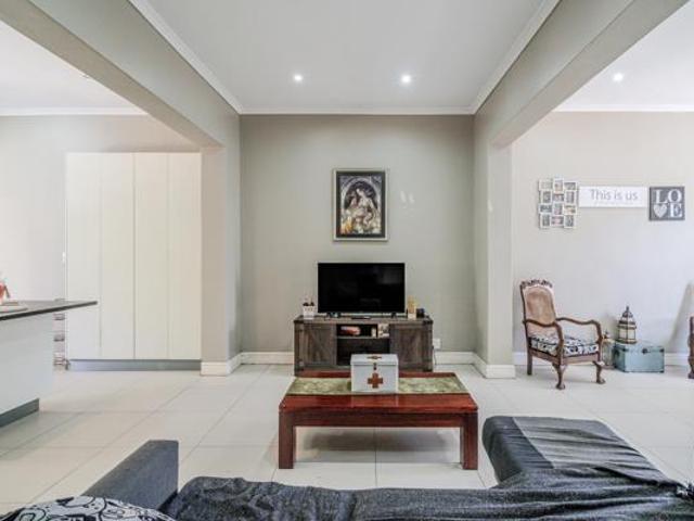 2 Bedroom House in Claremont