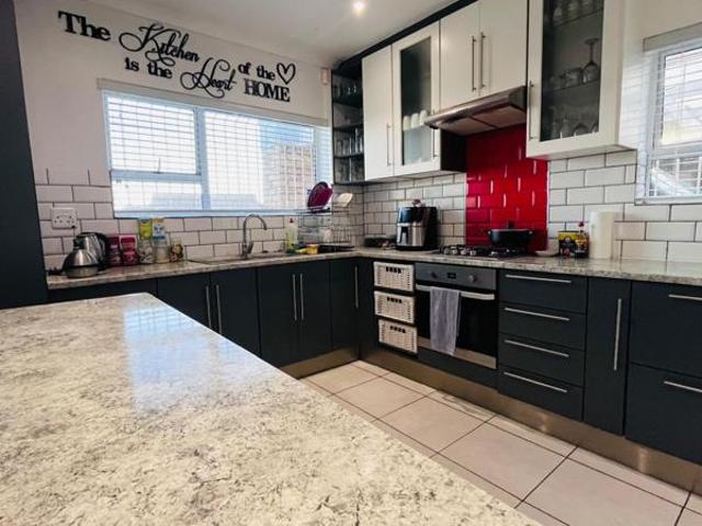 2 Bedroom House in Clarendon Marine