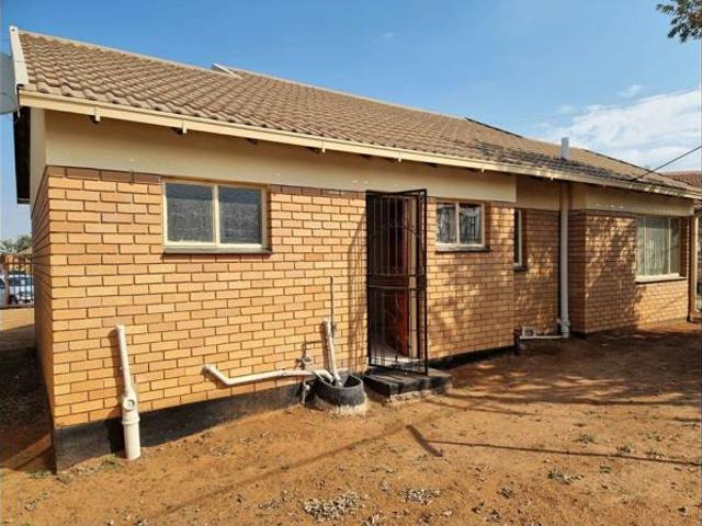 2 Bedroom House in Blomanda