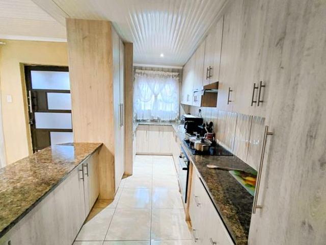 2 Bedroom House in Blomanda